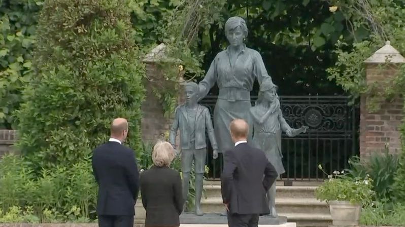 Princezna Diana má sochu. Na odhalení se potkali rozhádaní William a Harry